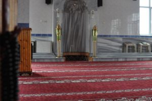 Kıblesi ters olan caminin imamı da ayrıldı