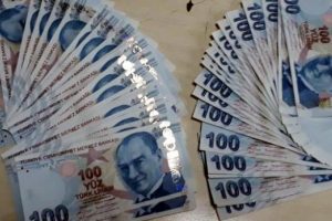 Polis harekete ge&ccedil;ti! &Uuml;zerlerinde 54 tane 100 TL'lik...