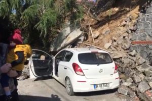 Duvar &ccedil;&ouml;kt&uuml;, iki ara&ccedil; altında kaldı