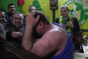 'Babo bu adam 5 yıl &ouml;nce neredeydi?' deyip &uuml;st&uuml;ndeki kıyafeti yırttı