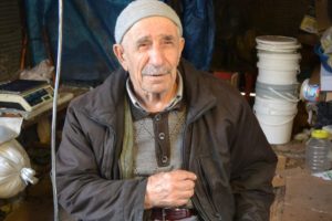 Camide abdest alıyordu, hayatının şokunu yaşadı!