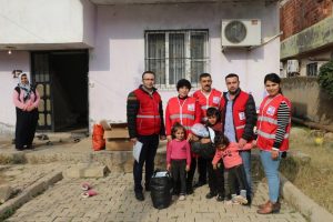 T&uuml;rk Kızılayı'ndan ihtiya&ccedil; sahibi ailelere yardım