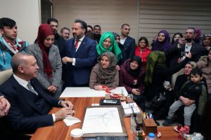 Cumhurbaşkanı Erdoğan partililerle &ccedil;ay i&ccedil;ti