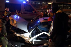 D 100 Karayolunda kaza: Sürücü sıkıştığı araçtan 1,5 saatte çıkarılabildi