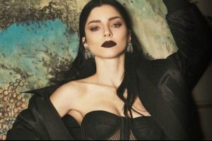 Merve Boluğur'dan dikkat &ccedil;eken gecelik pozu