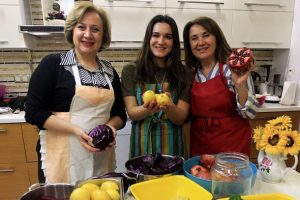 &Ccedil;ocuklar i&ccedil;in meyve ve sebzeden 'doğal boya' yapıyorlar