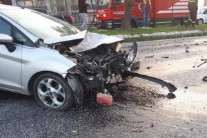 K&ouml;peğe &ccedil;arpmamak i&ccedil;in kaza yaptı: 1 &ouml;l&uuml;, 1 yaralı