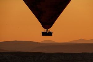 Turistlerin bindiği sıcak hava balonları d&uuml;şt&uuml;