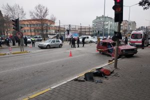 Otob&uuml;s ile otomobil birbirine girdi
