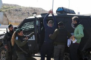 İsrail g&uuml;&ccedil;leri 16 Filistinliyi g&ouml;zaltına aldı