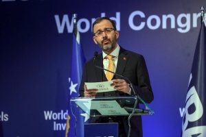 Bakan Kasapoğlu: Gen&ccedil; girişimcilerin yolunu a&ccedil;mayı g&ouml;rev biliyoruz