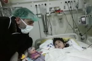 &Ccedil;&ouml;ken binadan kurtarılan Minik Azra'dan y&uuml;rek yakan s&ouml;zler