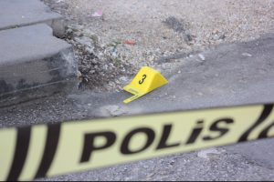 Eşini sokak ortasında katletti