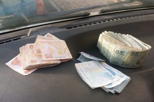 Yıkamaya verilen yorganın i&ccedil;inden deste deste para &ccedil;ıktı