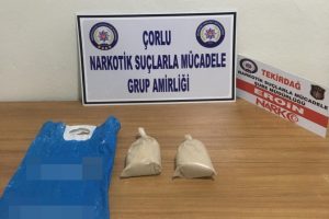 Otomobilin yedek lastiğinden 1 kilo eroin &ccedil;ıktı