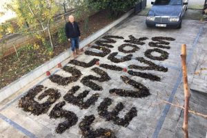 52 yıllık eşine sevgisini b&ouml;yle g&ouml;sterdi
