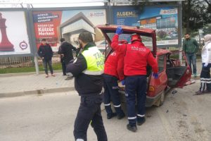 Halk otob&uuml;s&uuml; ile otomobil &ccedil;arpıştı! &Ouml;l&uuml; ve yaralılar var