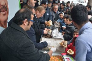 &Ouml;zhaseki, Kılı&ccedil;daroğlu'ndan kazandığı tazminatla d&ouml;ner dağıttırdı