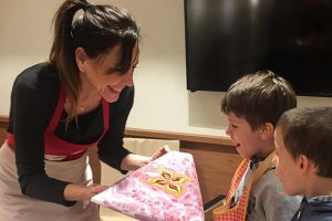 Ebru ve minyat&uuml;r sanat&ccedil;ısı Ko&ccedil;al: Yetim &ccedil;ocuklarımızla &ccedil;alışmak benim i&ccedil;in ayrı bir aşk
