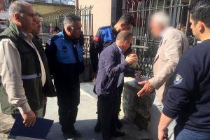 Yılanla g&ouml;steri yapıp &uuml;r&uuml;n satan kişiye işlem