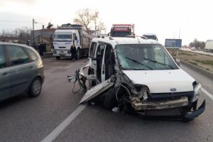 Bursa'da kamyona çarpan ticari araçta can pazarı: 1 yaralı
