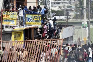 Haiti'de g&ouml;stericiler yine sokaklarda