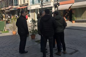 Yardım bahanesiyle 5 bin dolarını &ccedil;aldılar