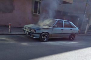 Motor b&ouml;l&uuml;m&uuml; alev alan otomobil kullanılmaz hale geldi