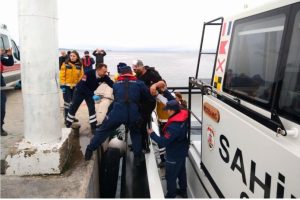 Gemideki yaralı Sahil G&uuml;venlik botuyla alınıp, hastaneye g&ouml;t&uuml;r&uuml;ld&uuml;
