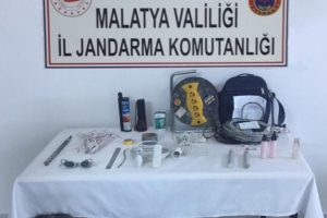 Malatya'da ka&ccedil;ak kazı operasyonu: 3 g&ouml;zaltı