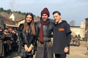 Mesut &Ouml;zil'den Diriliş Ertuğrul setine ziyaret