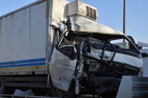 Kamyonet duraktaki &ouml;zel halk otob&uuml;s&uuml;ne &ccedil;arptı: 2 yaralı