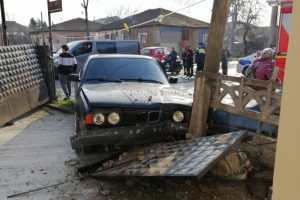 Kaza yapan otomobil evin bah&ccedil;e kapısını devirdi