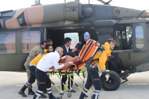 Hamile kadın, hastaneye 'Sikorsky' model helikopterle g&ouml;t&uuml;r&uuml;ld&uuml;