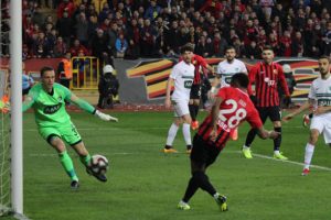 Lider Denizli, Eskişehirspor'a takıldı