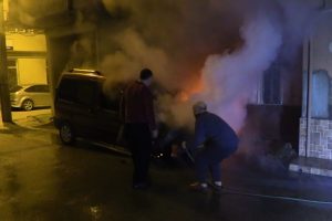 Bursa'da yanan araca taşıma suyla müdahale