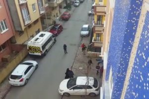 Pompalı t&uuml;fekle dehşet sa&ccedil;tı! O anlar saniye saniye g&ouml;r&uuml;nt&uuml;lendi