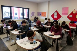 &Ouml;ğrenciler bursluluk sınavında ter d&ouml;kt&uuml;ler