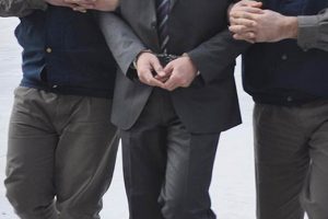 Cezaevine g&ouml;nderilen takım elbisenin cebinden &ccedil;ıktı!