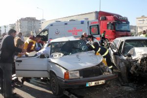 Ara&ccedil;lar birbirine girdi! Yaralılar var