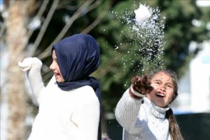 Antalya'da 18 derecede kar topu oynadılar