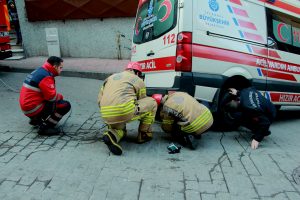 Sokakta sıkışan ambulansı itfaiye kurtardı