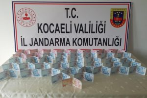 Piyasaya sahte para s&uuml;rmek isterken yakalandı