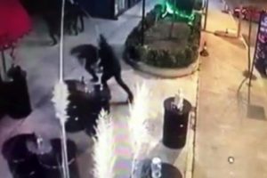 Gece kul&uuml;b&uuml;ne silahlı saldırı kamerada