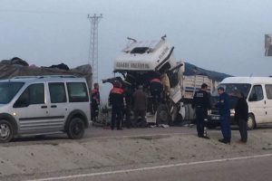 TIR'a arkadan &ccedil;arpan s&uuml;r&uuml;c&uuml;s&uuml; can verdi