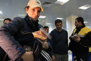 PTT &ccedil;alışanlarından anlamlı teslimat
