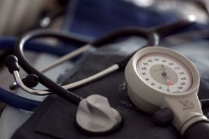 Kamu personeline 1 g&uuml;n fazla rapor yazan doktorun 2 yıl hapsi istendi