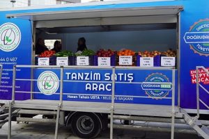 CHP se&ccedil;im otob&uuml;s&uuml;, tanzim &ccedil;adırı &ouml;n&uuml;nde 'Domates, biber, patlıcan' şarkısını &ccedil;aldı
