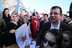 İmamoğlu'ndan AK Parti standına ziyaret
