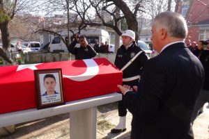 Kalp krizi ge&ccedil;iren polis son yolculuğuna uğurlandı
